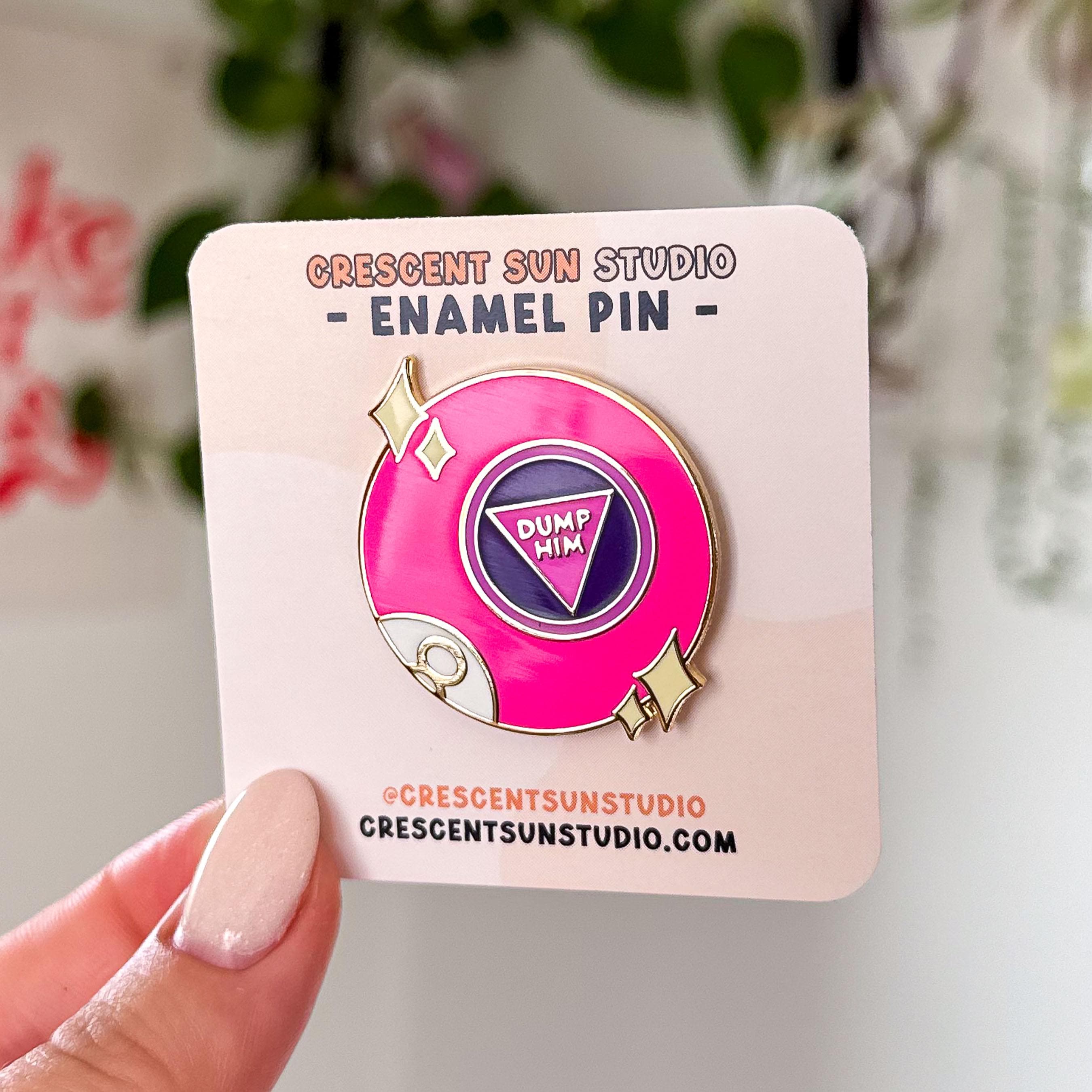 aimer ピンバッジ Dump Him Magic 8-Ball Enamel Pin – Crescent Sun Studio